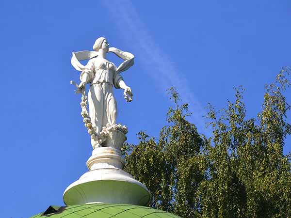 Усадьба Кусково, статуя на куполе павильона «Эрмитаж»