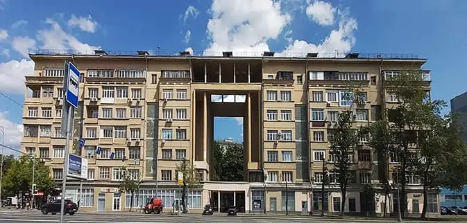 Москва. Дом Милиниса на Велозаводской улице с высокой аркой.