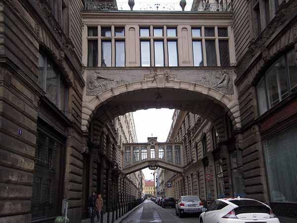 Переходы между домами в Праге