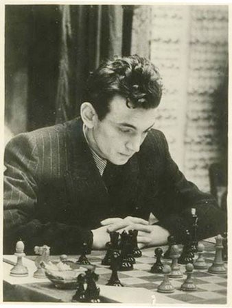 Виктор Львович Корчной - гроссмейстер СССР и Швейцарии по шахматам.