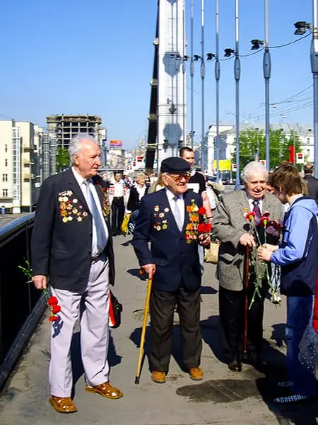 Поздравление цветами ветеранов на Крымском мосту в Москве