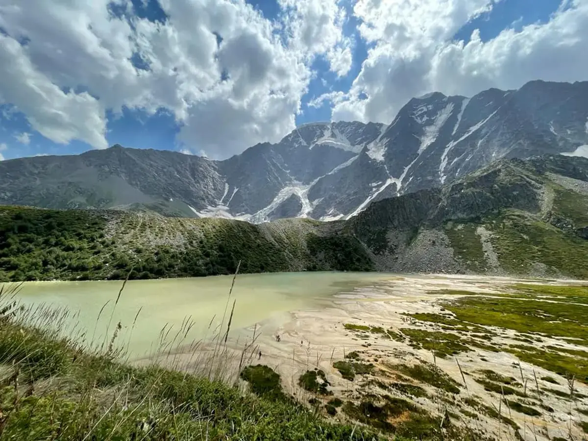 Озеро Донгуз-Орун-Кёль и ледник Семёрка.