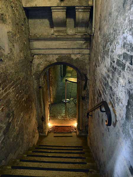 Спуск по лестнице в подземелье тюрьмы Поцци (2017) 