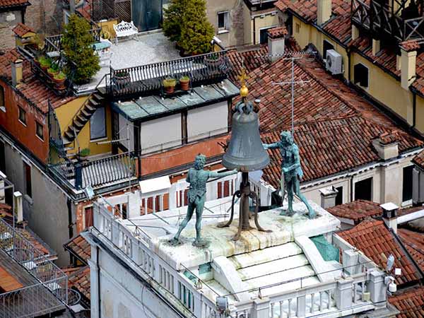 Венеция. Две бронзовые фигуры, бьющие в колокол (2017) 