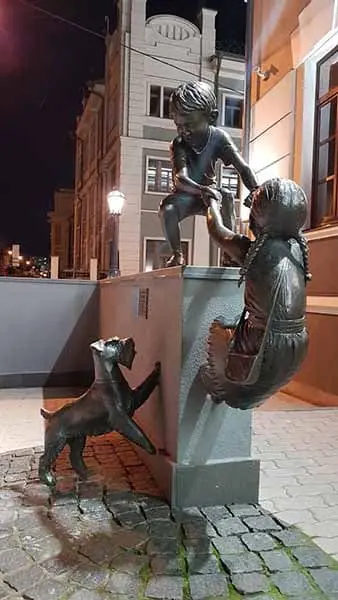 Скульптурная композиция «Доверие» на пересечении улиц Чернышевского и Профсоюзная в Казани