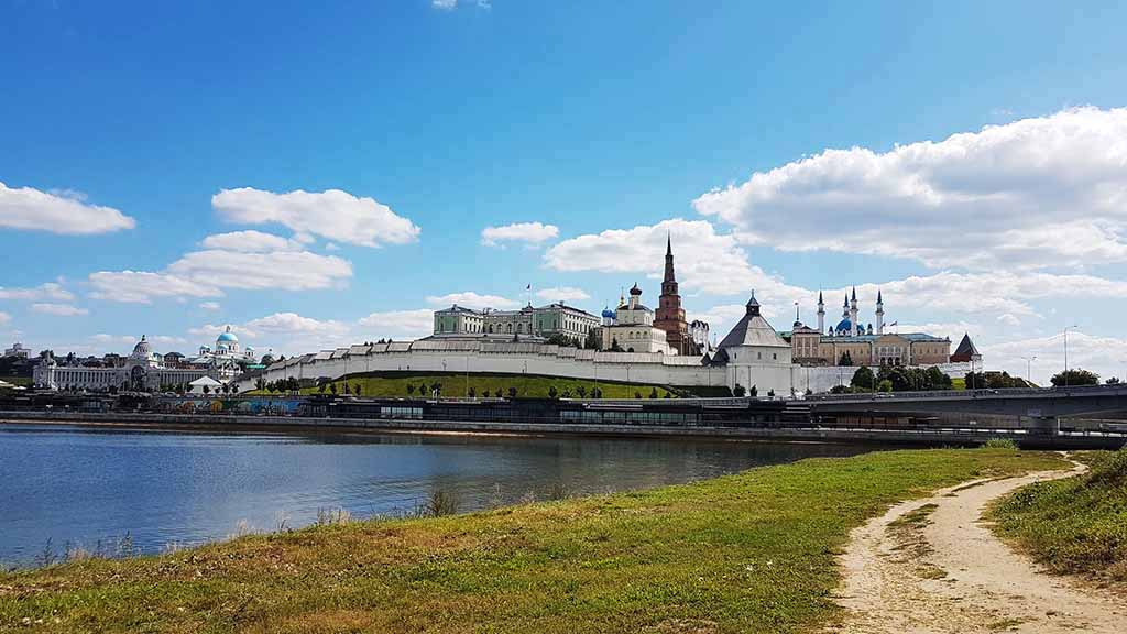 Исторический центр Казани. Вид на Казанский Кремль с Крёмлёвской дамбы 