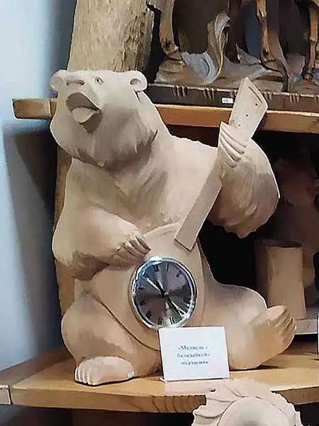 Музей Богородской игрушки. Подчасник Медведь с балалайкой