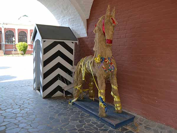 Сторожевая лошадка в музейном комплексе «Конный двор» города Сергиев Посад 