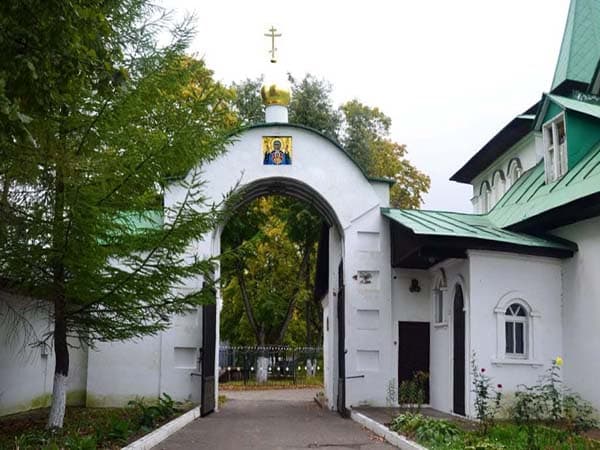 Южные ворота Екатерининского монастыря в городе Видное