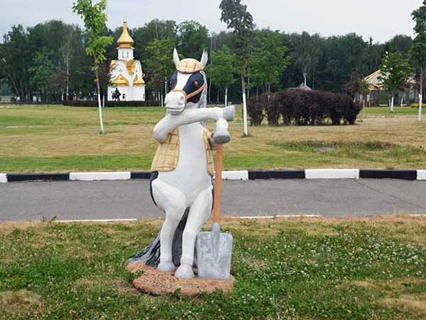 Парк Русь. Скульптура коня с лопатой