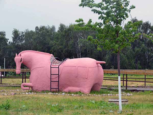 Парк Русь. Скульптура розовой лошади
