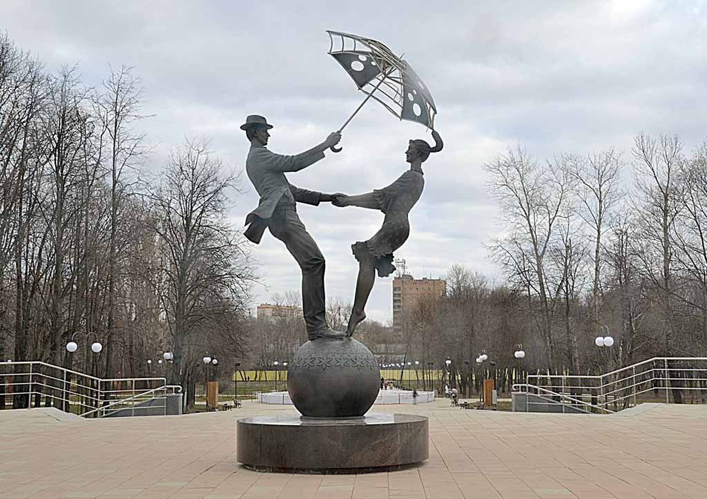 Городская скульптура в Люберцах. Скульптурная композиция Танцующие на шаре под зонтом в Люберецком парке