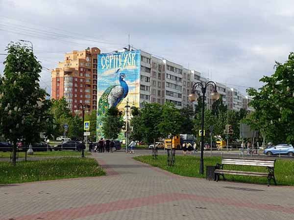 Серпухов. Вид на граффити Павлин со стороны Звёздной площади
