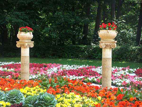 Фестиваль цветников в Кузьминках. Вазы с цветами 