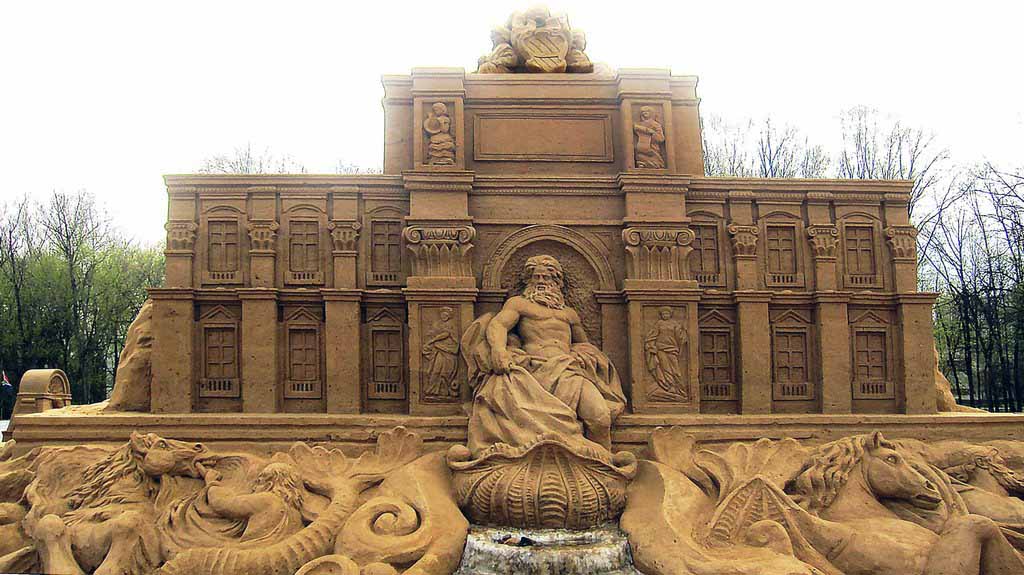 Парк ВВЦ в Москве, песчаная скульптура фонтан Треви, Италия