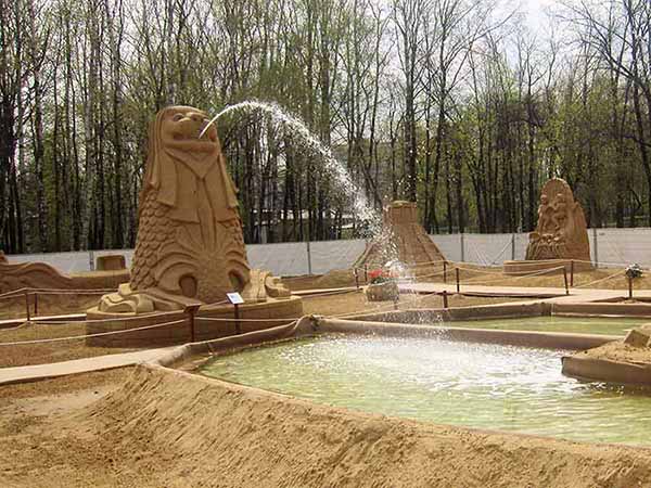Парк ВВЦ в Москве, песчаная скульптура фонтан «Мерлион»  