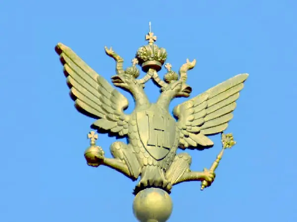 Коломенское. Двуглавый орёл с короной на шпиле Передних ворота