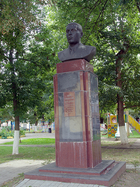 Памятники в Нижнем Новгороде, бюст Бонч-Бруевича на улице Минина