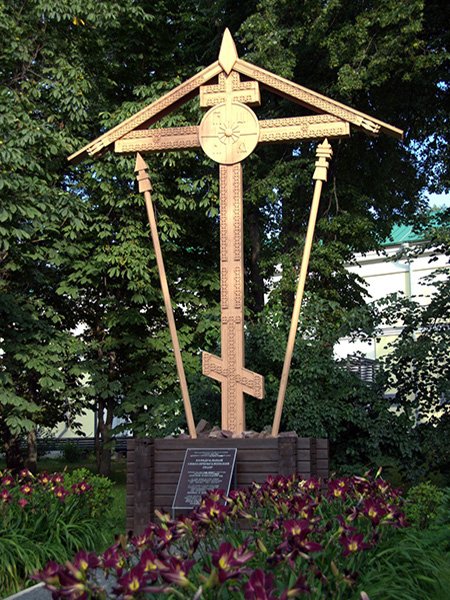 Исторические места в Нижегородском кремле. Памятный крест на месте Спасо-Преображенского собора 