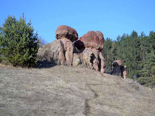 Красные камни в Кисловодском парке - каменные грибы