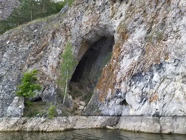 Пещера Байслан-Таш на правом берегу реки Белая.
