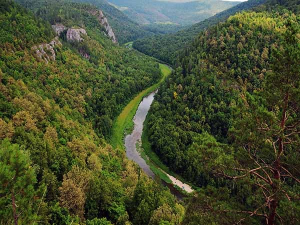 Река Нугуш извивается между горами. Национальный парк «Башкирия».