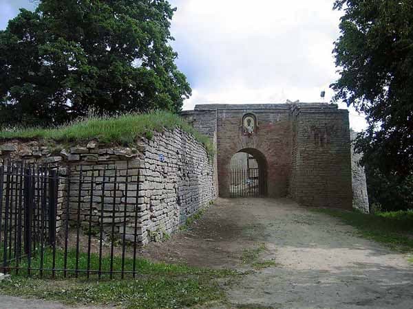 Никольские ворота Изборской крепости