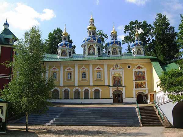 Успенвская и Покровская церкви Псково-Печерского монастыря