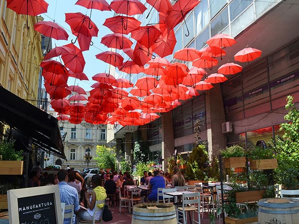 Улица Белграда с красными зонтами