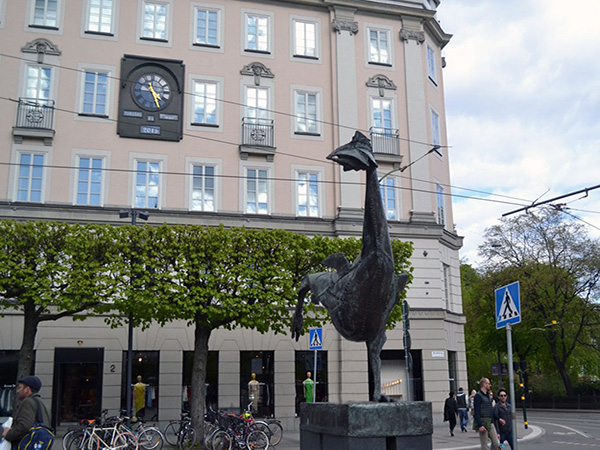 Скульптура «Курица, перебегающая дорогу» в Стокгольме