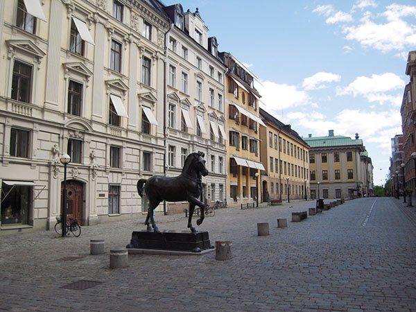 Копии квадриги в Стокгольме. Две скульптуры лошадей на площади Blasieholmstorg 