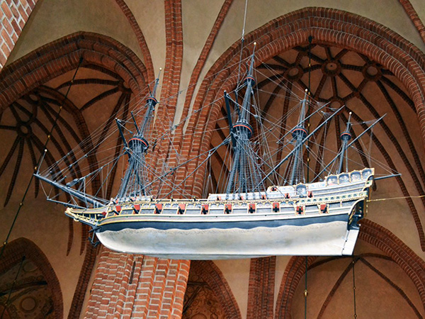Внутреннее убранство церкви святого Николая. Королевский дворец в Стокгольме - кораблик в церкви святого Николая