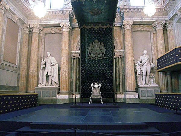 Серебряный трон в Тронном зале. Королевский дворец в Стокгольме - Тронный зал