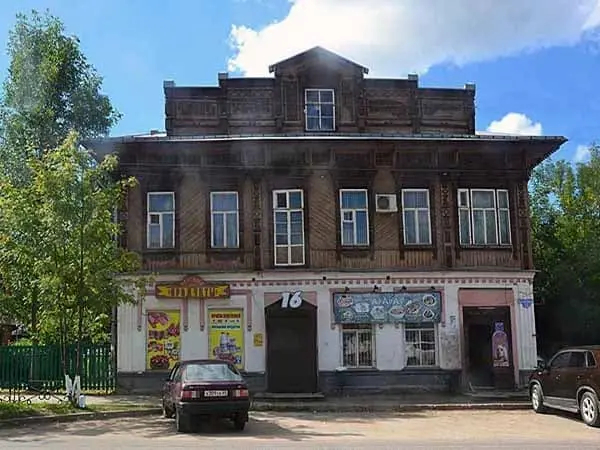 Улица Большая дом 32 в Бежецке. Дом купца Постникова.