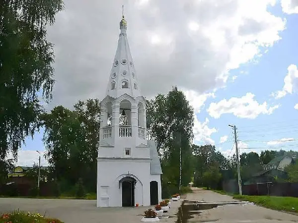 Колокольня Введенской церкви в Бежецке