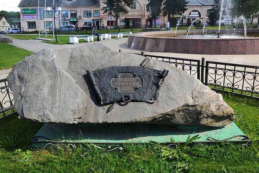 Памятный камень основания города Бежецк