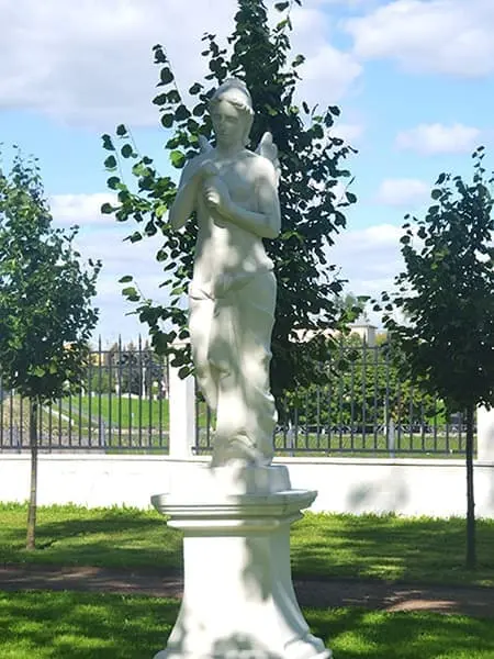 Тверь, Дворцовый сад. Скульптура Психеи — олицетворение человеческой души