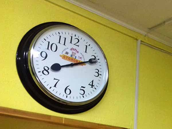 Часы в «Доброй столовой» в Казани