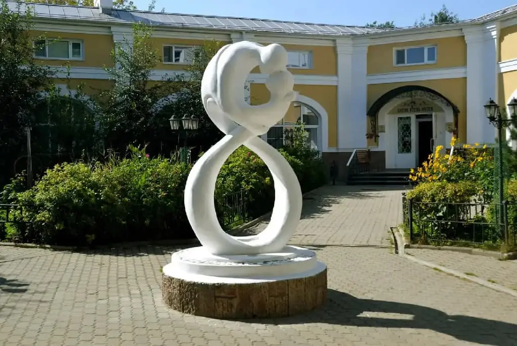 Скульптура «Вечная любовь» в Ярославле, Волжская набережная, дом 33а.