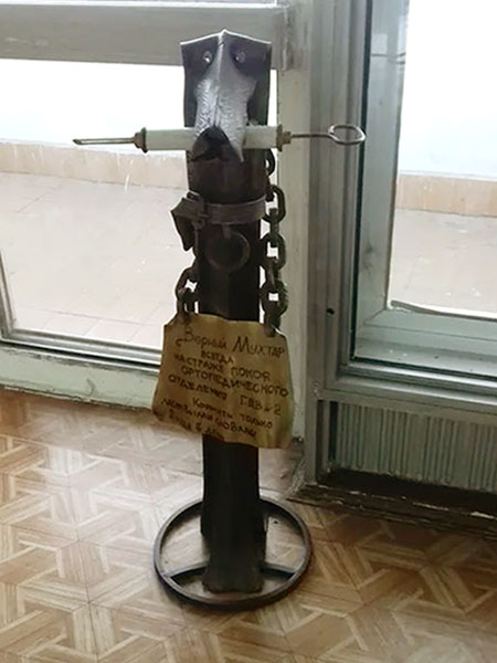 Скульптура Верный Мухтар в госпитале № 2 в Москве  