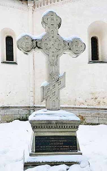 Суздаль. Памятный крест на месте прежней часовни-усыпальницы Спасо-Евфимиева монастыря 