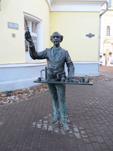 Скульптура аптекаря во Владимире на Георгиевской улице