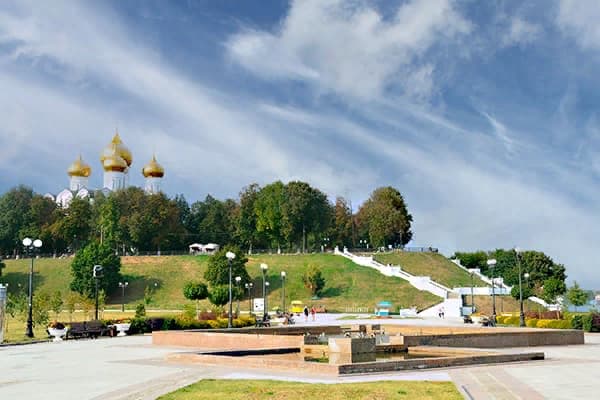 Парк Стрелка в Ярославле. Вид из парка Стрелка на Успенский собор