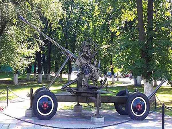 Зенитная пушка на площади Подвойского в Ярославле