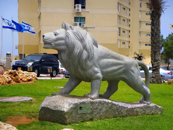 Скульптура льва из мрамора. Израиль Нетания