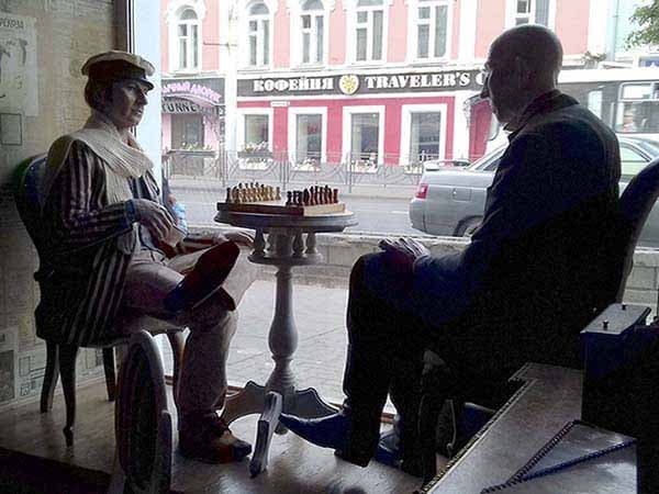 Кафе в Костроме. Остап Бендер и Киса Воробьянинов сидят за шахматной доской 