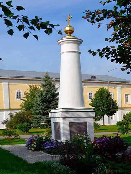 Памятная колонна в Ипатьевском монастыре