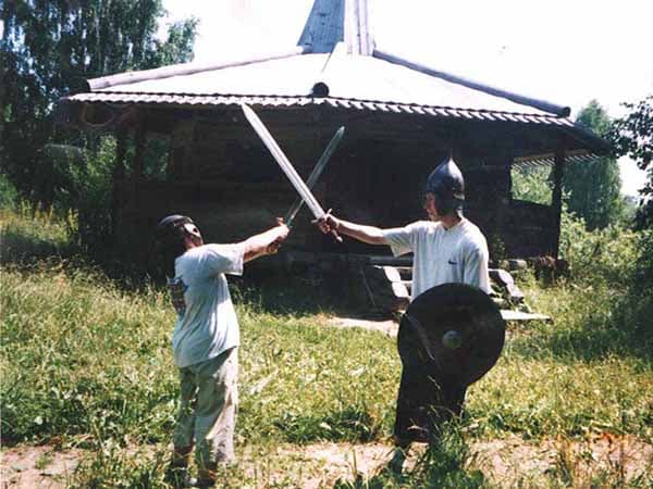 Сражение братьев-рыцарей на мечах в музее Деревянного зодчества.