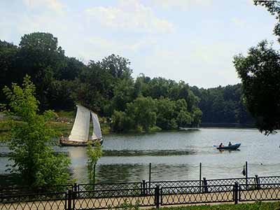 Катание на лодках в парке Кузьминки.