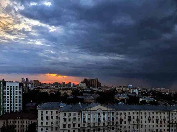 Небо грустное, чёрной тучей хмурится. Москва Южнопортовый район, 17 этаж